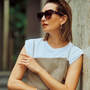 【村山佳世子さんの着こなしアイディア】大きめフレームの半透明サングラスで“切れ味映え”