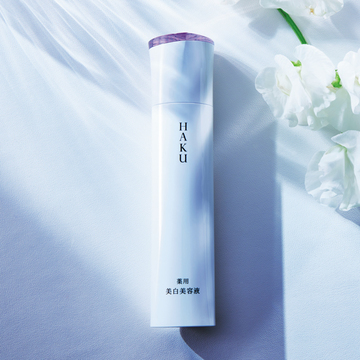 【50代おすすめ新作コスメ】小田ユイコさんが賭けるのは、資生堂の「HAKU メラノフォーカス EV」