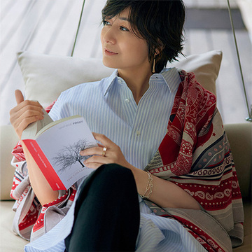 エルメスのストールをはおって。のんびり過ごす読書時間【富岡佳子の大人のグランピングカジュアル】