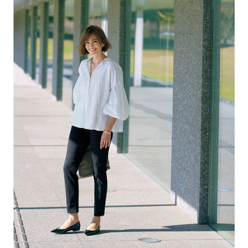 最高気温18℃で晴れの日は、1枚でサマになるデザインブラウスが主役！｜4/10(月)【50代の毎日コーデ】