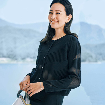 シアーニットカーディガンでエレガントな雰囲気に！上品な透け感で冬の装いに軽さをプラス