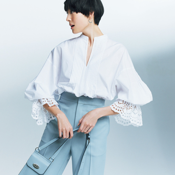 袖のレースで着るだけで華やかに！二の腕カバーもおまかせあれ 【華やか白ブラウス】