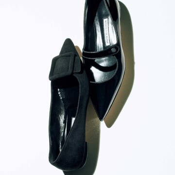 地味見えしない！圧倒的な気品を宿す「マノロ ブラニク」の黒パンプス