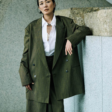 【板谷由夏が着こなすドリス ヴァン ノッテン】相反する感性や対照的なアイデアが混在したルックで