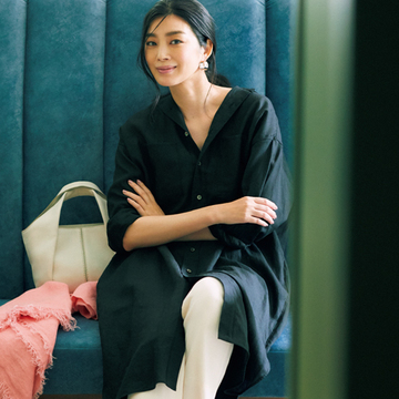 大人の色気を狙うなら体が泳ぐ黒ワンピースを【アラフィー夏の黒の着こなし】