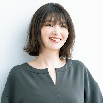 前髪×外ハネ×ハイライトで細毛をボリュームアップするボブヘアスタイル【50代髪型・ヘアスタイル】