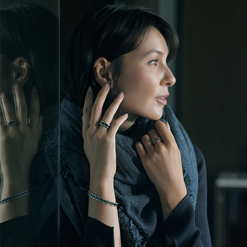 秋冬素材に映える！「シャネル」のブラックジュエリーで凛とした大人の女性らしさを