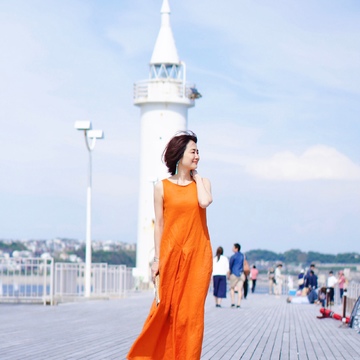 リゾートでも街着でも役立つリネンワンピース