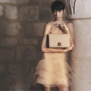 【eclat’s pick up】アクリスから初登場したトップハンドルバッグが、50代にエレガンスを授ける！