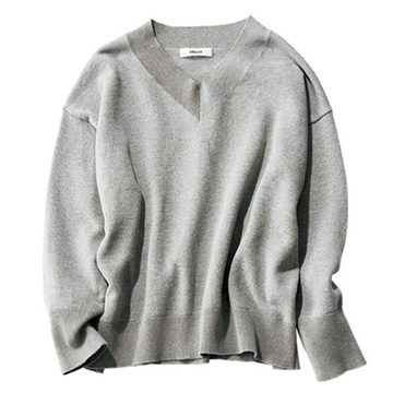 アラフィーをきれいに見せるニットの選び方は？【大草直子のファッション相談室】