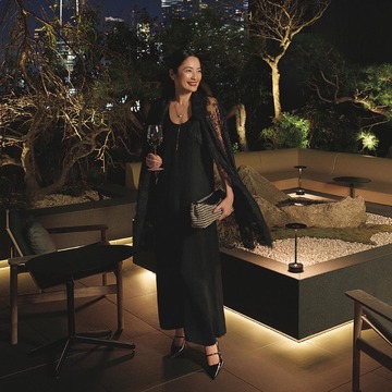 銀座の夜景に凛々しく映える「黒のタンクワンピース」【初夏、おしゃれして「銀座へ」】