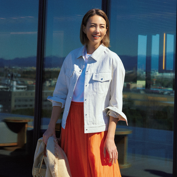 【きれい色ボリュームスカートコーデ】ビビッドオレンジにふんわりエアリー質感で優しさを添えて