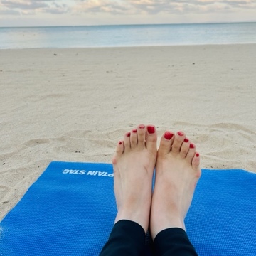 沖縄の海でモーニングヨガ♪