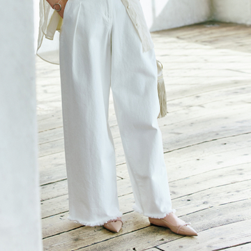 万能カラー・ピンクベージュのパンプスを白コーデになじませて【きれい色フラット】