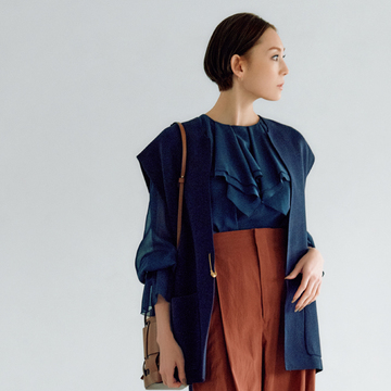 【フェミニン増しのショートジレ】透け感ブラウスにニットジレで新鮮な輪郭を