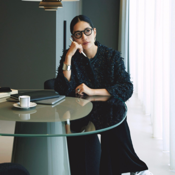 ツイードジャケット×パンツのオール黒コーデは、足元スニーカーで軽やかに仕上げる。最高気温16℃｜11/27(木)【50代の毎日コーデ】