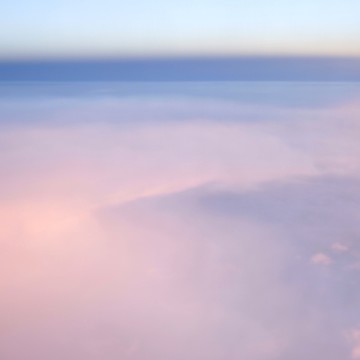 機窓は流れる、ゆっくりと。