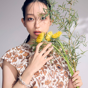 １枚で着映える！ アクアスキュータムのリバティプリントで夏を迎えて