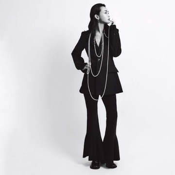 「TASAKI」のスーパーロングネックレスをモードにつけこなす【長谷川京子 初夏を照らす「ホワイトジュエリー」】