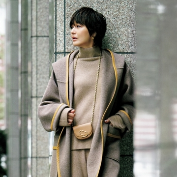 リッチなレザートリミングのローブコートはこなれ感を大切に【富岡佳子「印象派コート」で出かけよう】