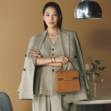 柔らかさと端正な印象を兼ね備えたベージュのスリーピースでビジネスシーンの装いを更新。気温20℃｜11/17(月)【50代の毎日コーデ】
