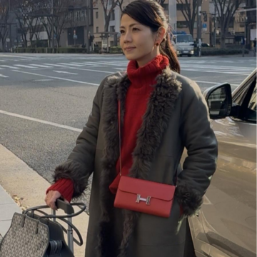 赤をポイントに、品よく。ドライブの日の大人のムートンコート着回し【３日目】