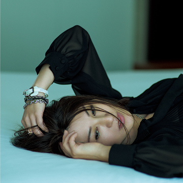 透け感ある黒ブラウスに「メンズライクなブレスレット」をあわせた甘辛MIXスタイル【雨宮塔子パリに住むJマダムの美学】