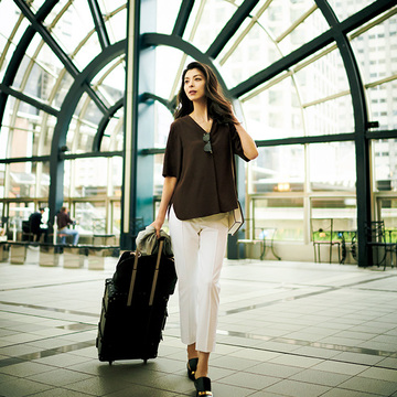 涼軽スーツ×高機能白パンツは夏の必需品！清涼感を意識した「出張コーデ」　五選