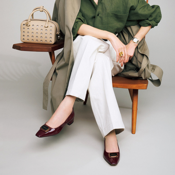 【50代のほどよいコンサバ靴】リュクス感ある甲モチーフが装いをリッチに仕上げてくれる