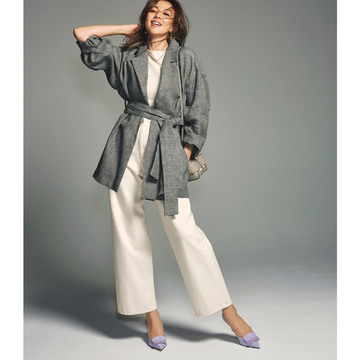 乳白カラーで飾らずとも女性らしさが出るデニムカジュアル。気温28℃｜6/19(月)【50代の毎日コーデ】