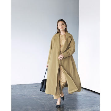 品のいいベージュコーデを端正な黒レザー小物で引き締める！最低気温16℃｜10/27(金)【50代の毎日コーデ】