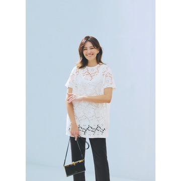 黒のスリムパンツで引き締めて、白レーストップスの華やかさを底上げ！最高気温33℃｜7/29(月)【50代の毎日コーデ】