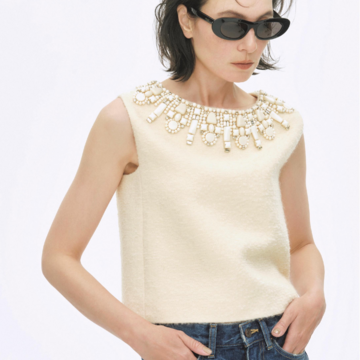 トレンドのキャッツアイ型サングラスで、フェミニントップスにエッジを効かせる。気温33℃｜8/5(火)【50代の毎日コーデ】