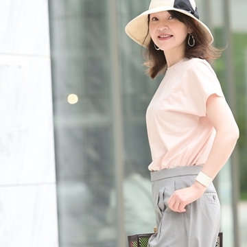 E by eclatのＴシャツとグレーパンツでコーディネート 