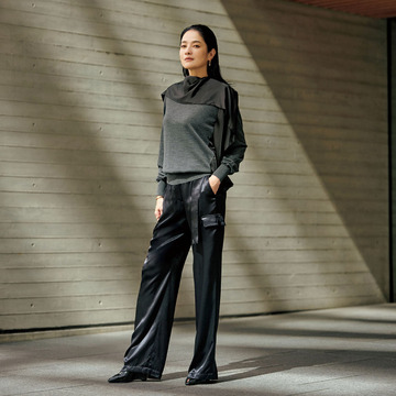 サテンの美しいツヤがカーゴパンツを一転優雅に