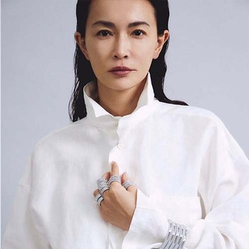 白シャツをモードに仕上げる「ヴァン クリーフ＆アーペル」のブレスレット＆リング【長谷川京子 初夏を照らす「ホワイトジュエリー」】