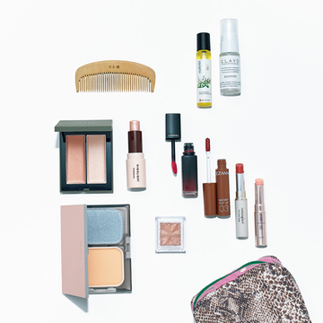 イラストレーター進藤やす子さんは、時短でお直しが完了できる“手間いらず”なポーチ【美容賢者の「崩さない」ポーチの中身】