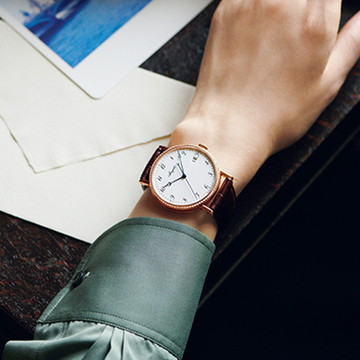 文字盤が大きく見やすい！「ブレゲ」の腕時計で凛とした女性らしい手もとに