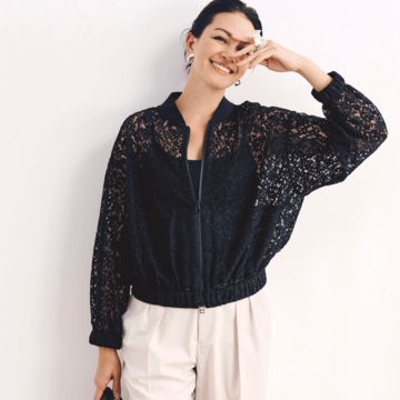 サッとはおるだけでクラスアップする黒レースブルゾンでバカンスコーデを刷新！最高気温33℃｜8/16(土)【50代の毎日コーデ】