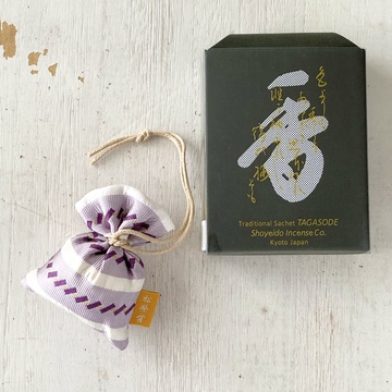 上質なお香の香りに包まれながらの朝ヨガで至福のひと時