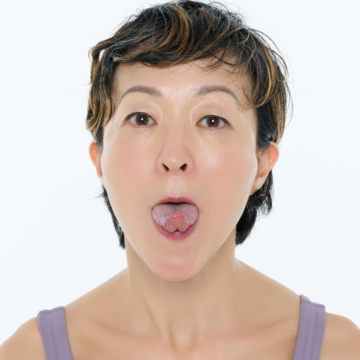 舌の筋肉を鍛えて、二重あごなどあご周りのたるみを改善！【顔ピラティスで脱・ドンヨリ顔】