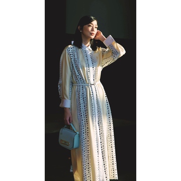 知性が香るドットプリントのワンピースで上品な立ち姿を実現。気温27℃｜6/7(土)【50代の毎日コーデ】