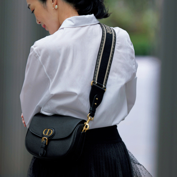 ディオールのクロスボディバッグでエレガントな装いを美しくカジュアルダウン