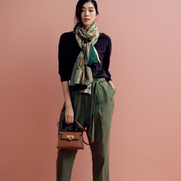 シャープに大人っぽく装える【暖ブラウン×クールカラー】の「温度差ミックス」コーデ3