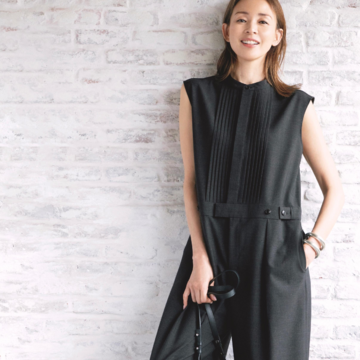 ミッドグレーのコンビネゾンをさらりと着こなして大人の余裕を感じさせる。気温25℃｜9/20(土)【50代の毎日コーデ】