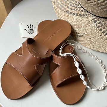 レザーサンダルで大人の夏コーデ♪