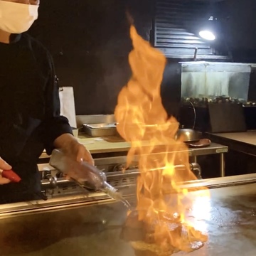 カウンターでいただくライブ感溢れる鉄板焼き@上野