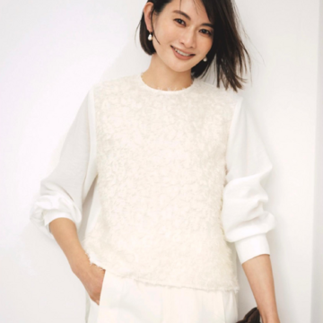 質感の異なる素材をミックスし、秋のホワイトコーデは表情豊かに着こなして。最低気温19℃｜10/9(木)【50代の毎日コーデ】