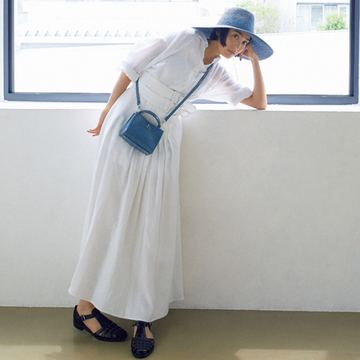 今夏の最旬サンダルは“黒”！　足もとで小さく効かせて【アラフィー夏の黒の着こなし】