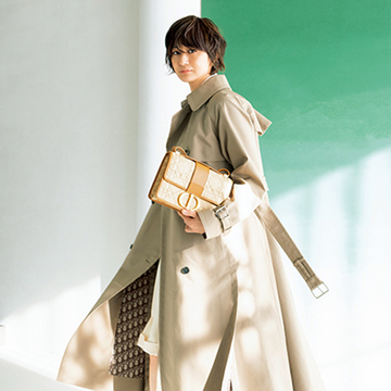 「ディオール」のフラップバッグで春のトレンチスタイルを格上げ！【富岡佳子「絵になるバッグ」】